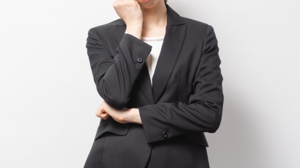 悩んでいる女性の写真